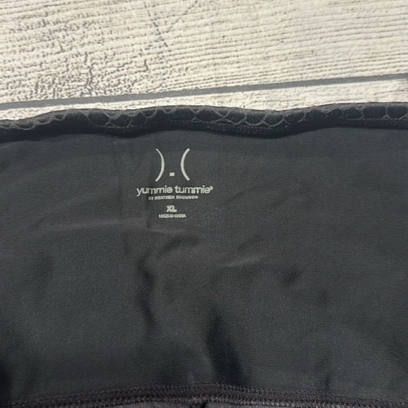 Women’s Yummie Tummie Lydia Faux Python gray leggings size XL NWT - Picture 10 of 14